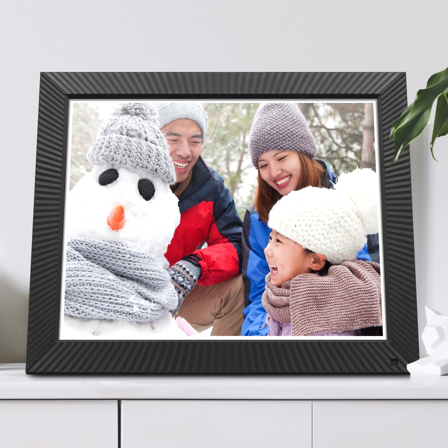 aluratek 17-inch dual-band ips touchscreen wifi digital photo frame auto-rotation motion sensor 32gb lifestyle