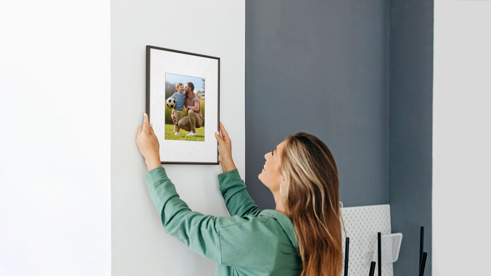 This Digital Photo Frame Looks Like Paper and Doesn’t Need an Outlet