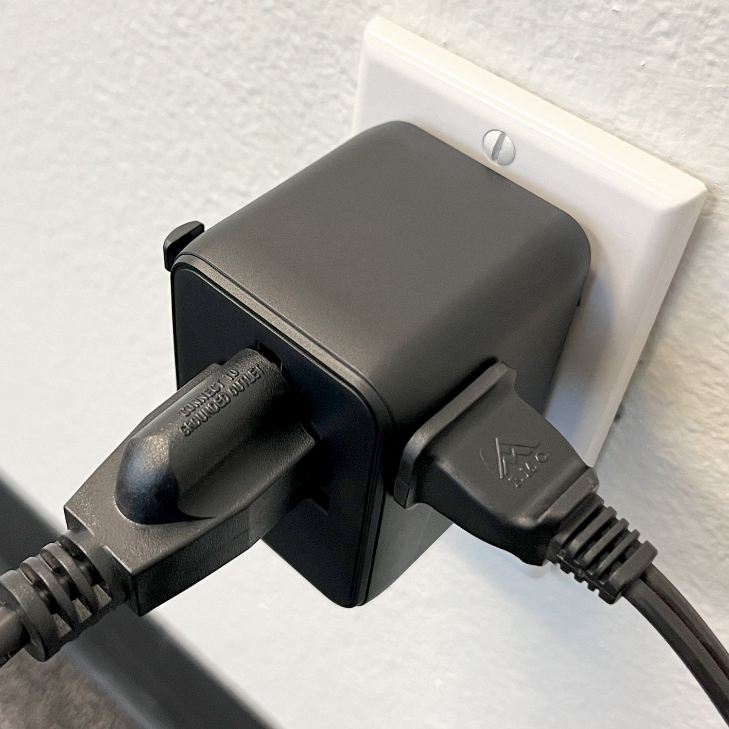 Aluratek universal 20W Travel adapter AC Adapters