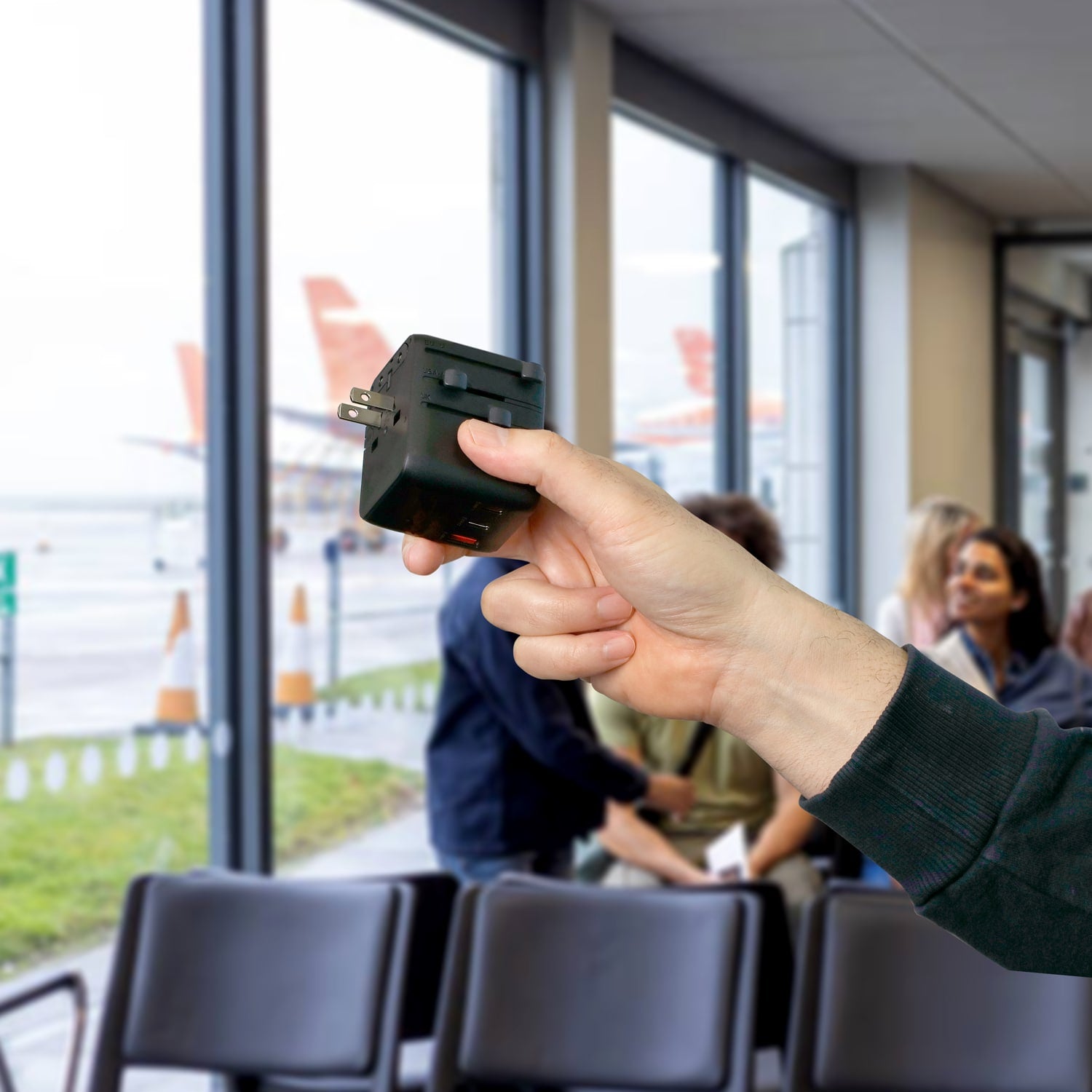 Aluratek universal 20W Travel adapter Lifestyle airport